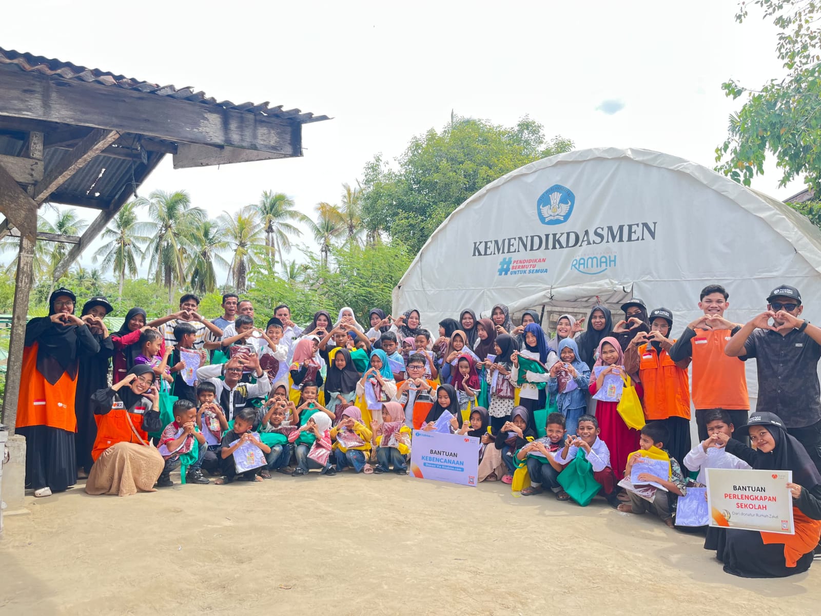 Rumah Zakat dan Kitabisa.com Salurkan Kipas Angin, Seragam, dan Alat Tulis untuk SDN 5 Peusangan Siblah Krueng